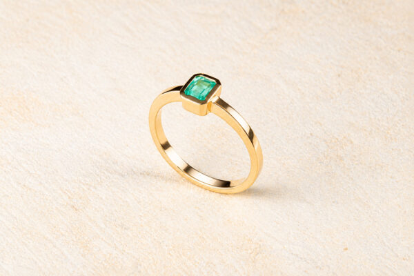 Anillo Alba en oro amarillo de 18k con esmeralda rectangular de Muzo, foto 1 de 4