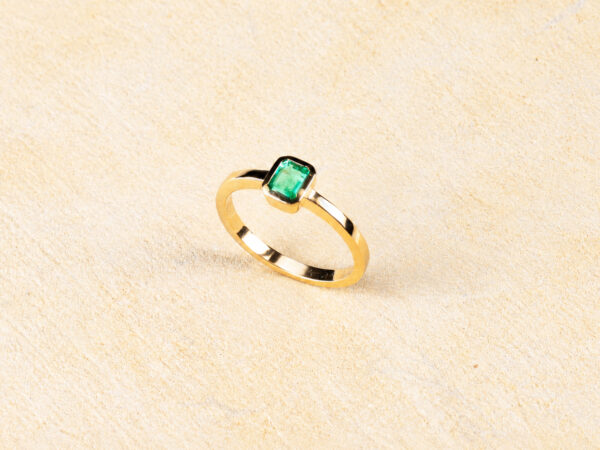 Anillo Brote en oro amarillo de 18k con esmeralda cuadrada de Muzo, foto 1 de 5