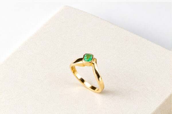 Anillo Brújula en oro amarillo de 18k con esmeralda rectangular de Muzo, foto 1 de 4