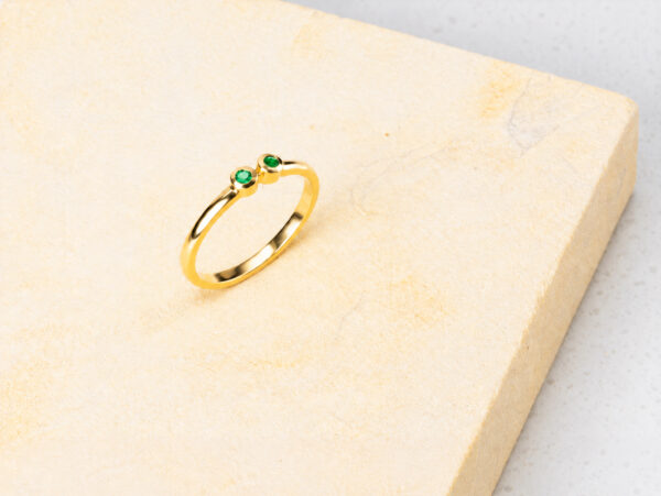 Anillo Destellos en oro amarillo de 18k con 2 esmeraldas redondas de Muzo, foto 1 de 3