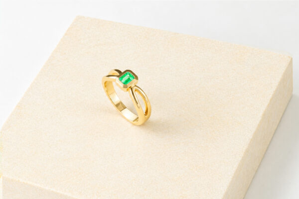 Anillo Herencia en oro amarillo de 18k con esmeralda rectangular de Muzo, foto 1 de 3