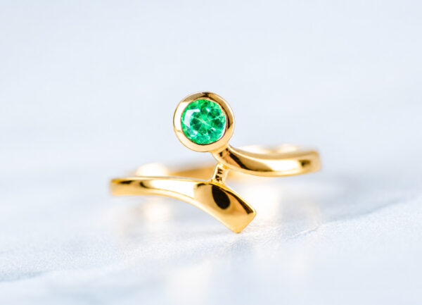 Anillo Horizonte en oro amarillo de 18k con esmeralda redonda de Muzo, foto 1 de 4