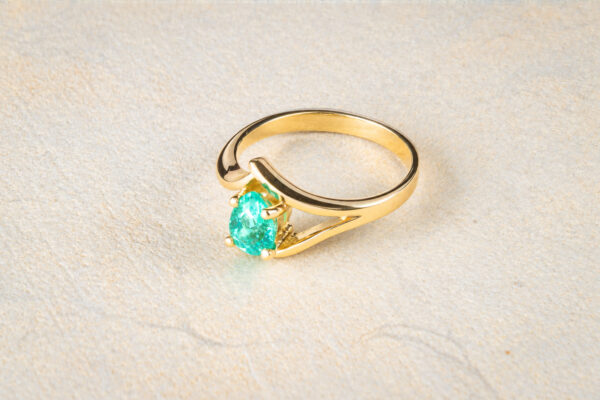Anillo Lágrima en oro amarillo de 18k con esmeralda gota de Muzo, foto 1 de 5