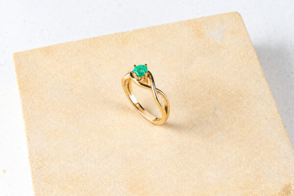 Anillo Lazo en oro amarillo de 18k con esmeralda redonda de Muzo, foto 1 de 4
