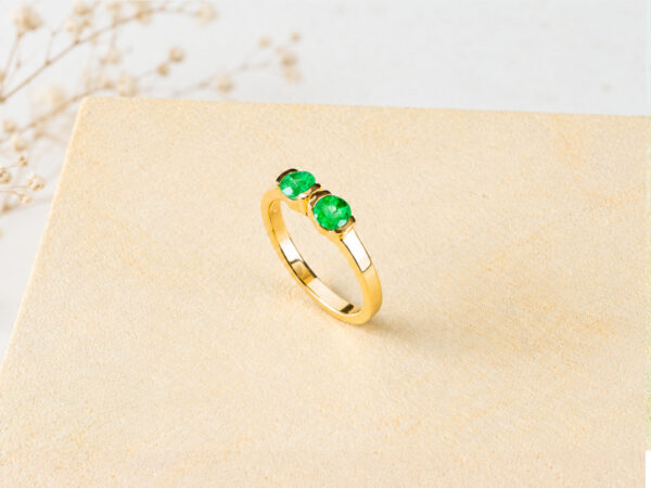 Anillo Origen en oro amarillo de 18k con esmeralda redonda de Muzo, foto 1 de 4