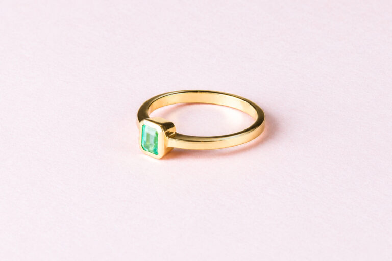 Anillo Raíz en oro amarillo de 18k con esmeralda cuadrada de Muzo, foto 1 de 4