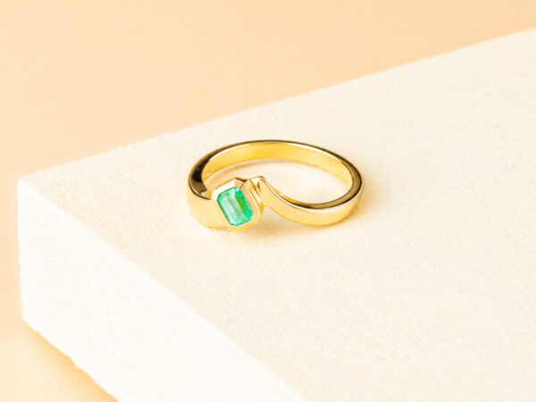 Anillo Selva en oro amarillo de 18k con esmeralda rectangular de Muzo, foto 1 de 5