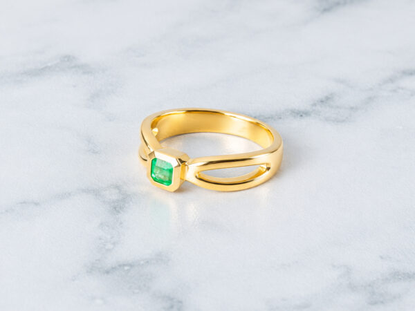Anillo Semilla en oro amarillo de 18k con esmeralda cuadrada de Muzo, foto 1 de 5