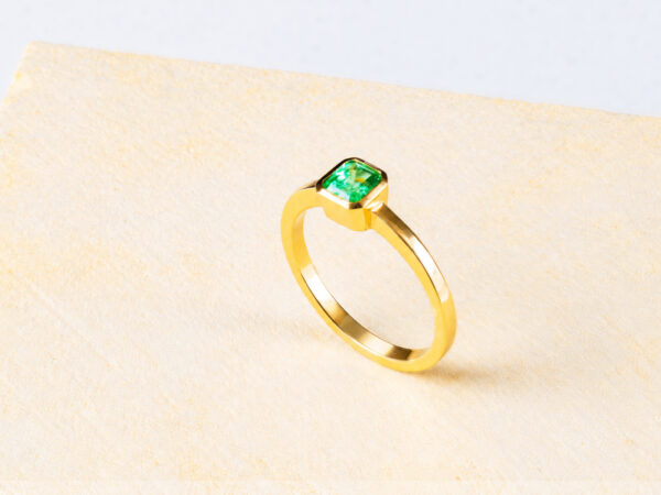 Anillo Susurro en oro amarillo de 18k con esmeralda cuadrada de Muzo, foto 1 de 4