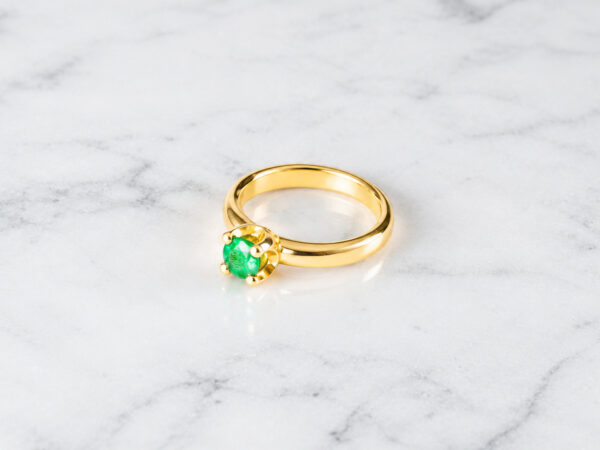 Anillo Tú y yo en oro amarillo de 18k con 2 esmeraldas redondas de Muzo, foto 1 de 5