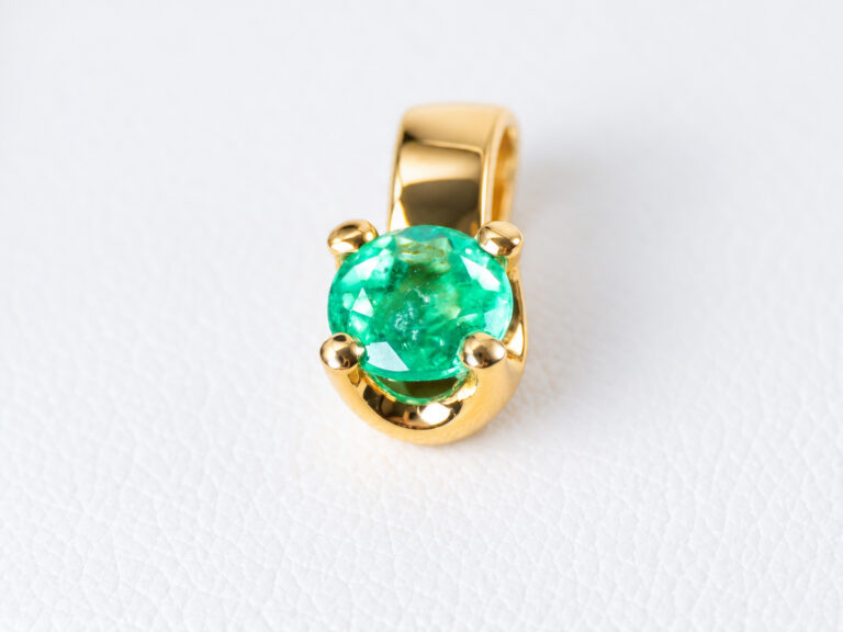 Dije Corazón de Muzo en oro amarillo de 18k con esmeralda redonda de Muzo, foto 1 de 5