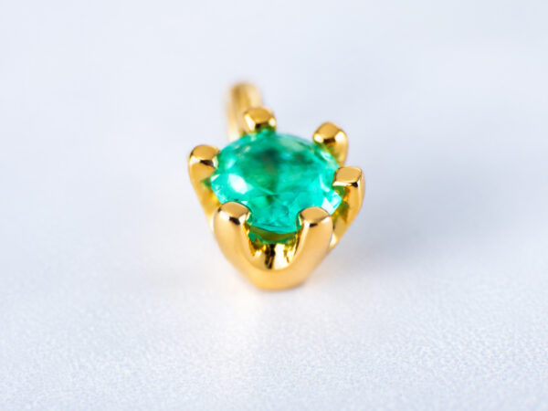 Dije Estrella en oro amarillo de 18k con esmeralda redonda de Muzo, foto 1 de 5