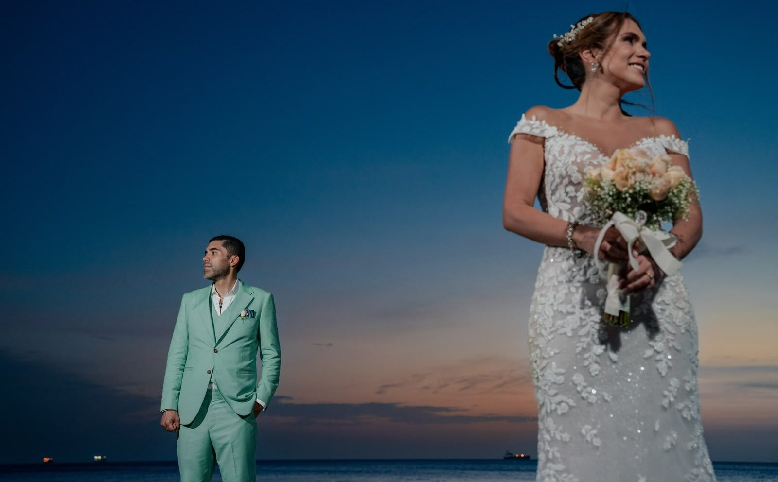 Los fundadores de Violeta & Co. el día de su boda, frente al mar al atardecer