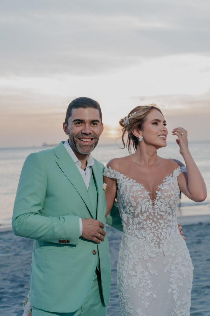 Los fundadores de Violeta & Co. sonríen juntos frente al mar el día de su boda